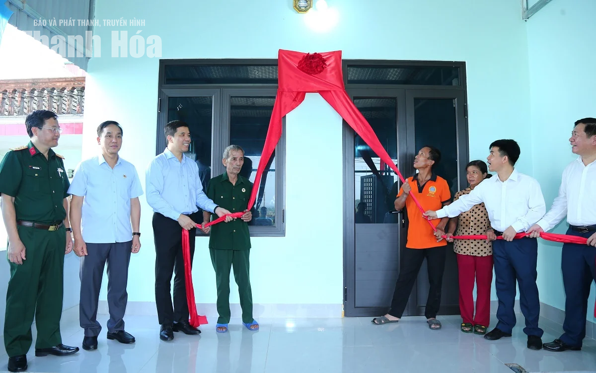 Phó Bí thư Thường trực Tỉnh ủy Nguyễn Hồng Phong trao kinh phí hỗ trợ, bàn giao nhà cho gia đình chính sách