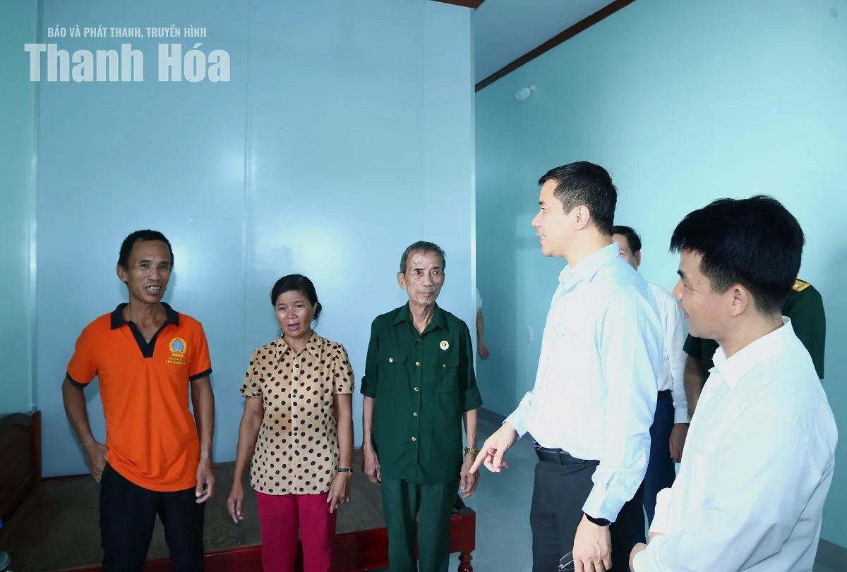 Phó Bí thư Thường trực Tỉnh ủy Nguyễn Hồng Phong trao kinh phí hỗ trợ, bàn giao nhà cho gia đình chính sách