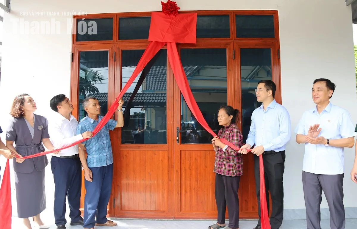 Phó Bí thư Thường trực Tỉnh ủy Nguyễn Hồng Phong trao kinh phí hỗ trợ, bàn giao nhà cho gia đình chính sách