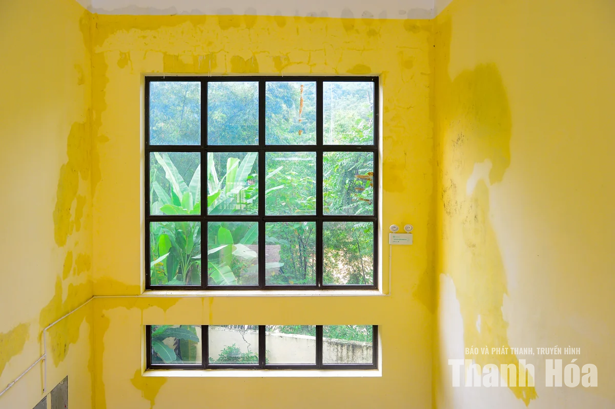 Trường học 14 tỉ đồng vừa đưa vào sử dụng 7 tháng đã thấm nước, nứt tường