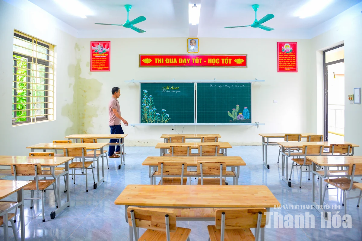 Trường học 14 tỉ đồng vừa đưa vào sử dụng 7 tháng đã thấm nước, nứt tường
