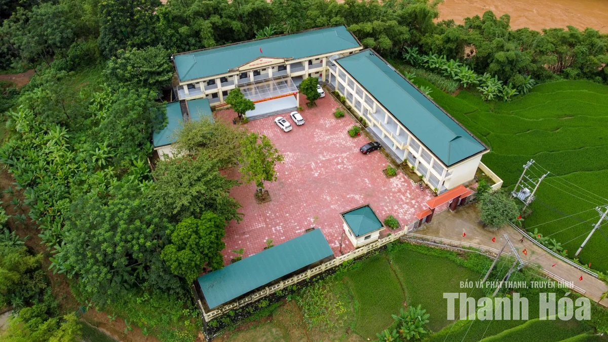 Trường học 14 tỉ đồng vừa đưa vào sử dụng 7 tháng đã thấm nước, nứt tường