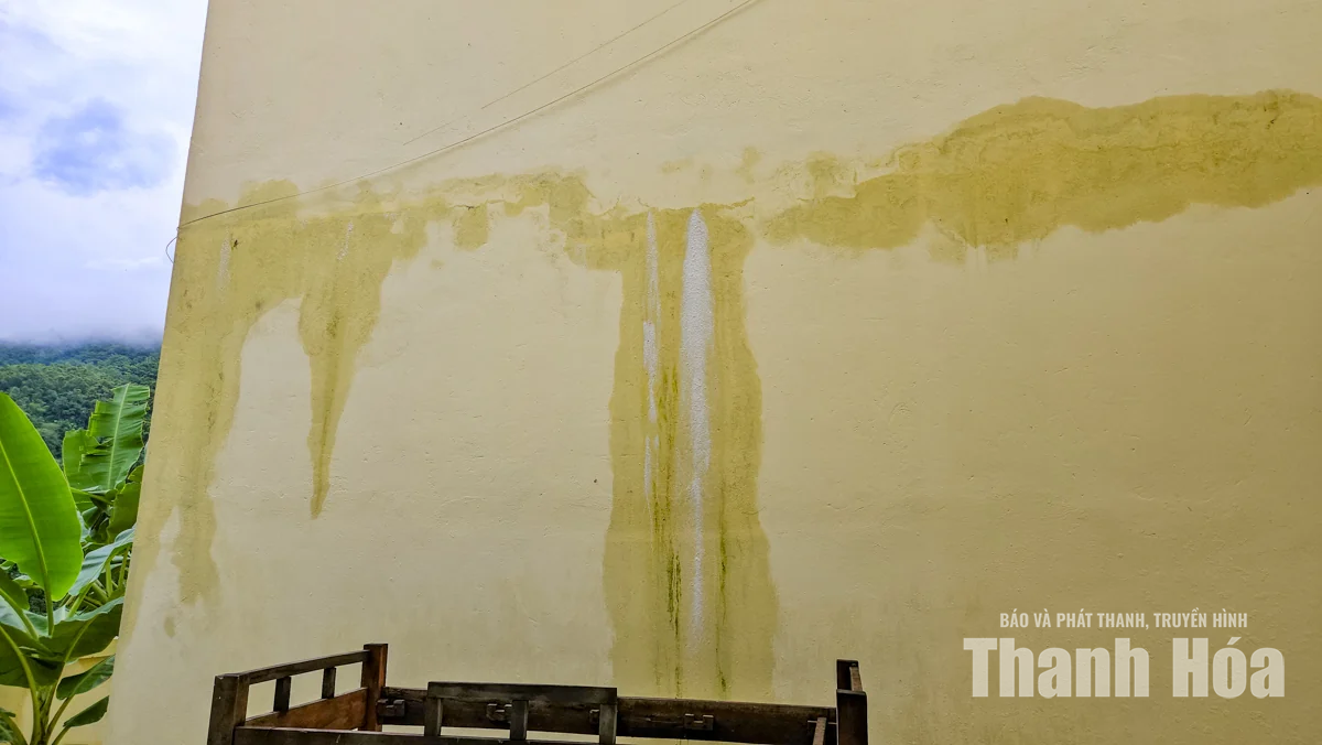 Trường học 14 tỉ đồng vừa đưa vào sử dụng 7 tháng đã thấm nước, nứt tường