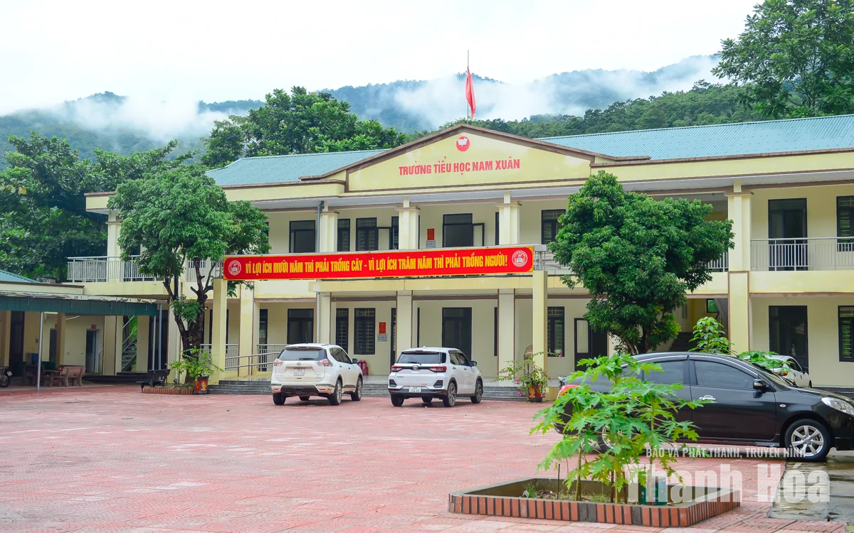 Trường học 14 tỉ đồng vừa đưa vào sử dụng 7 tháng đã thấm nước, nứt tường