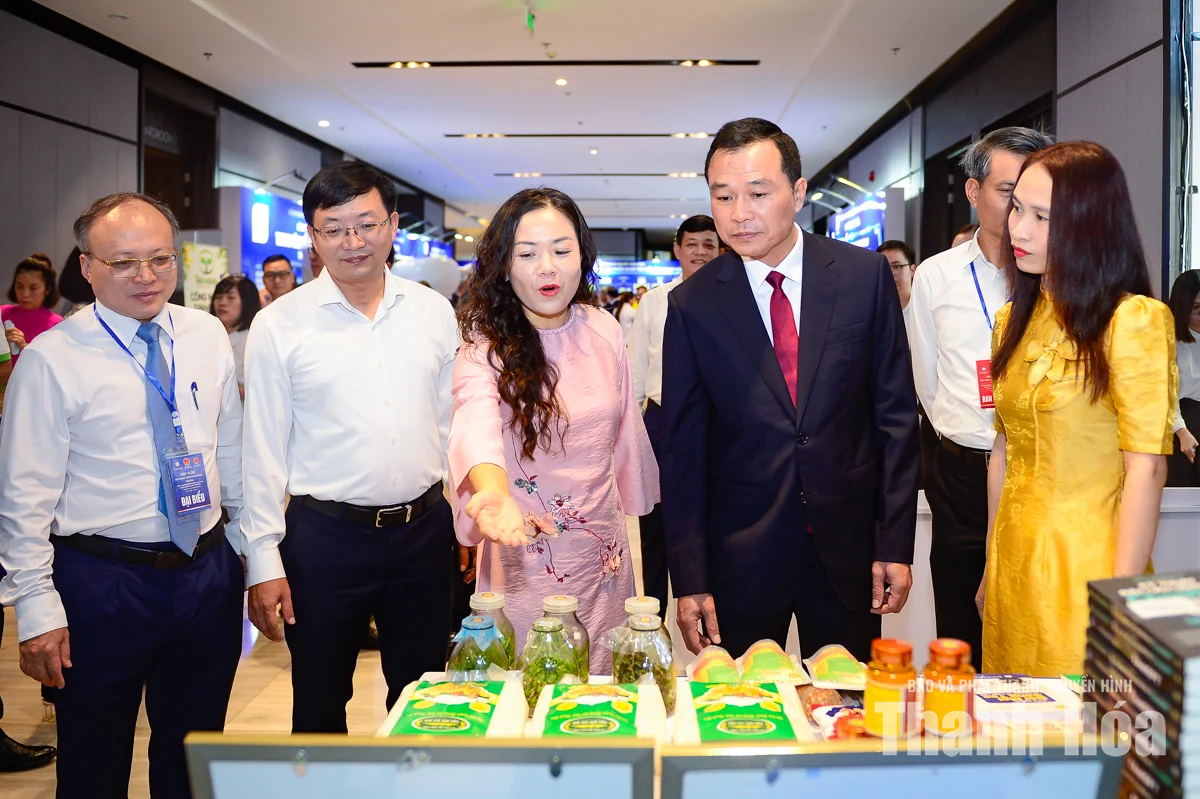 Đại biểu tham quan khu trưng bày sản phẩm tại Hội nghị đối thoại với doanh nghiệp năm 2026