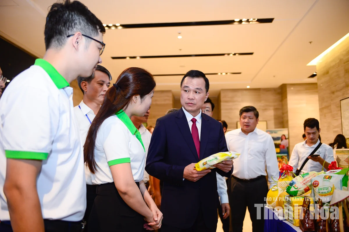 Đại biểu tham quan khu trưng bày sản phẩm tại Hội nghị đối thoại với doanh nghiệp năm 2026