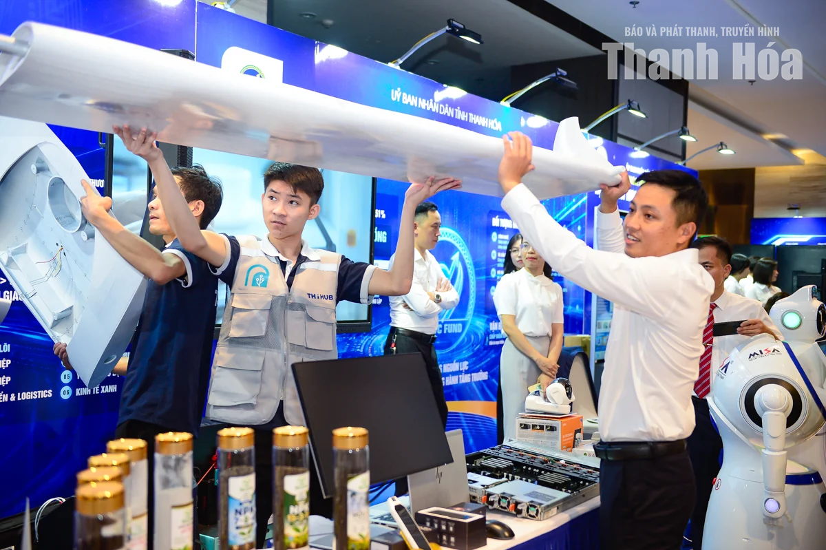 Đại biểu tham quan khu trưng bày sản phẩm tại Hội nghị đối thoại với doanh nghiệp năm 2026