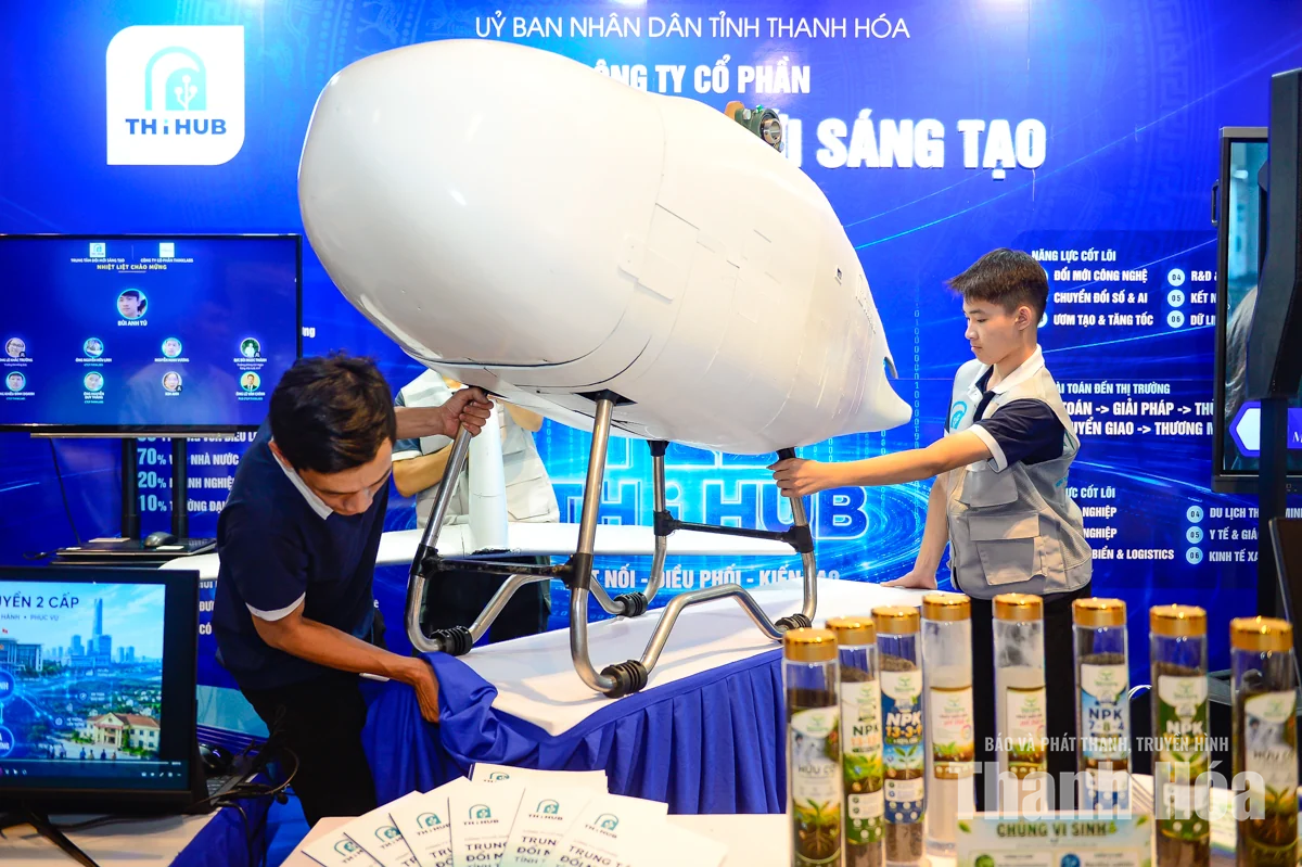 Đại biểu tham quan khu trưng bày sản phẩm tại Hội nghị đối thoại với doanh nghiệp năm 2026