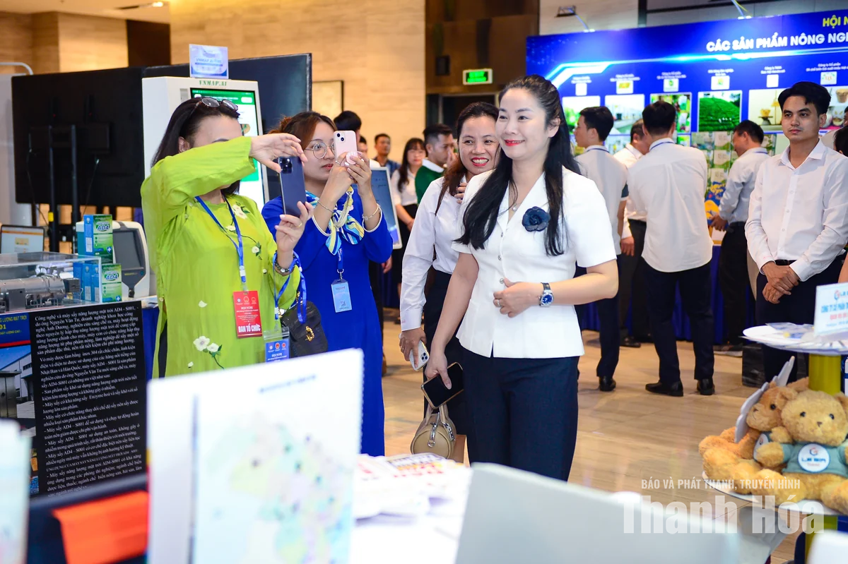 Đại biểu tham quan khu trưng bày sản phẩm tại Hội nghị đối thoại với doanh nghiệp năm 2026