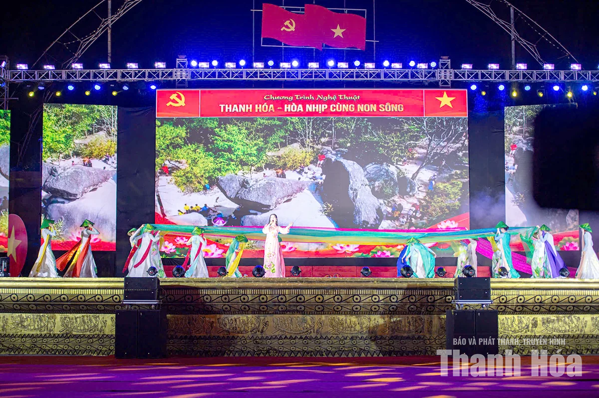 Rực sáng đêm nghệ thuật “Thanh Hóa hòa nhịp cùng non sông” tại Quảng trường Lam Sơn