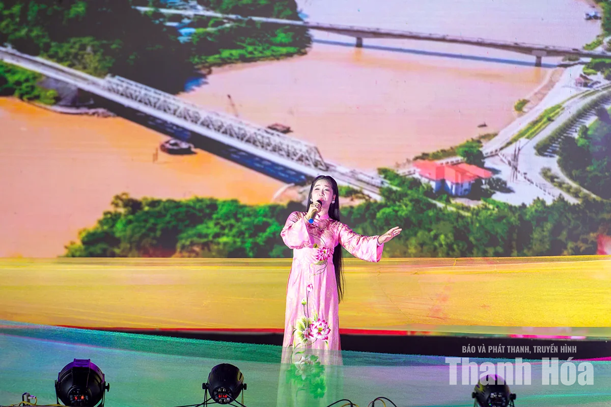Rực sáng đêm nghệ thuật “Thanh Hóa hòa nhịp cùng non sông” tại Quảng trường Lam Sơn
