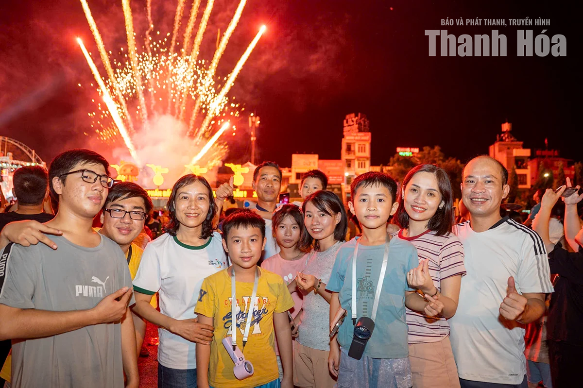 Rực sáng đêm nghệ thuật “Thanh Hóa hòa nhịp cùng non sông” tại Quảng trường Lam Sơn