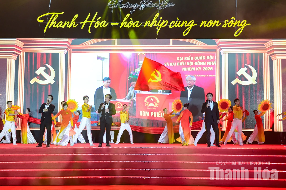 Dòng người đổ về Sầm Sơn, hòa mình trong đêm nghệ thuật và pháo hoa rực rỡ