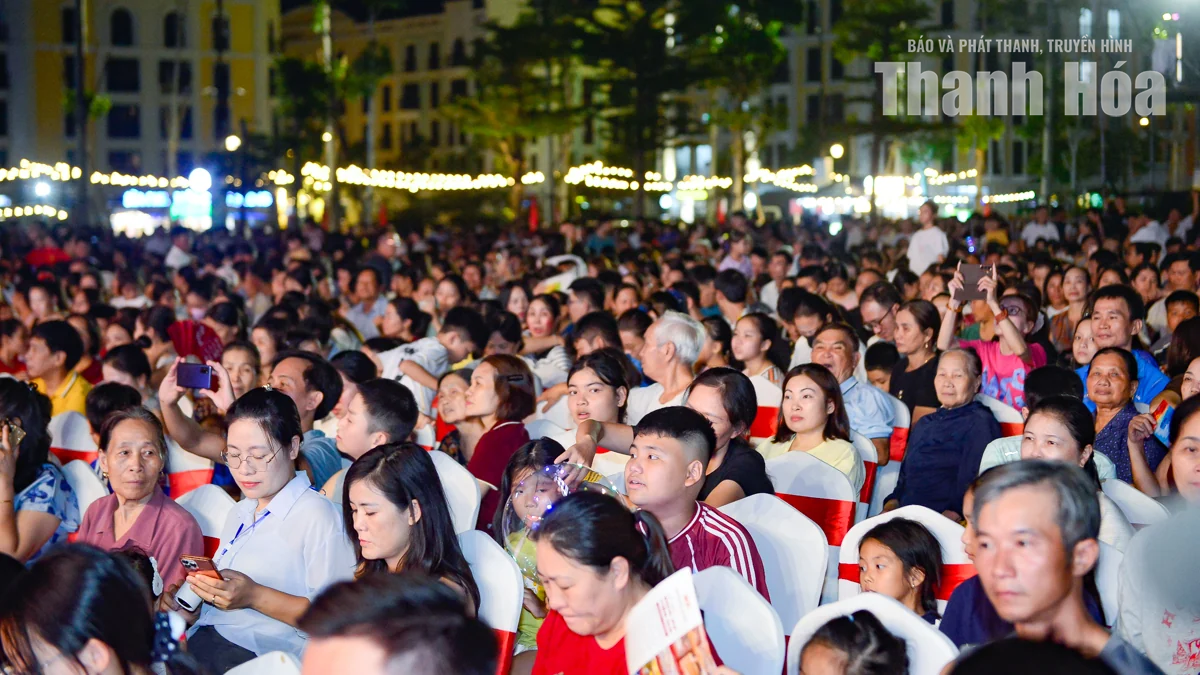 Dòng người đổ về Sầm Sơn, hòa mình trong đêm nghệ thuật và pháo hoa rực rỡ