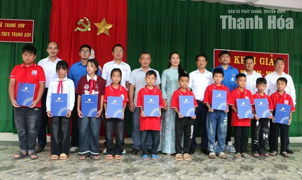 Thủy điện Trung Sơn trao hỗ trợ học sinh có hoàn cảnh khó khăn nhân dịp năm học mới