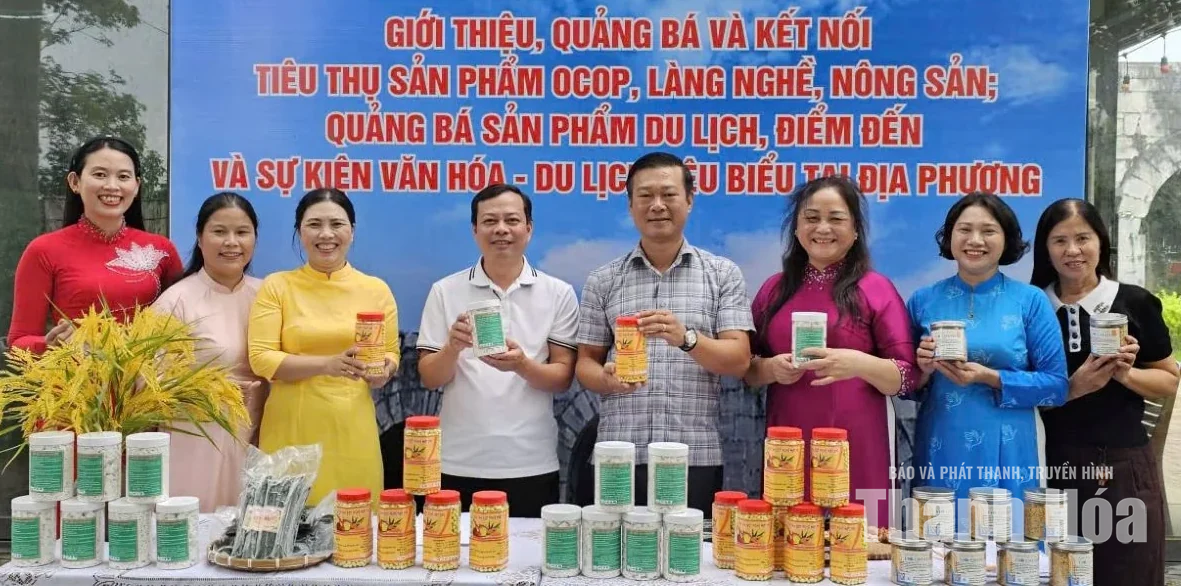 Chính quyền xã tổ chức livestream tiêu thụ nông sản, quảng bá du lịch