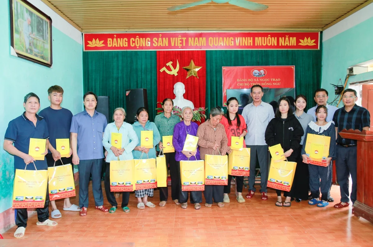Phó Bí thư Tỉnh ủy Trịnh Tuấn Sinh kiểm tra công tác ứng phó mưa lũ tại một số địa phương