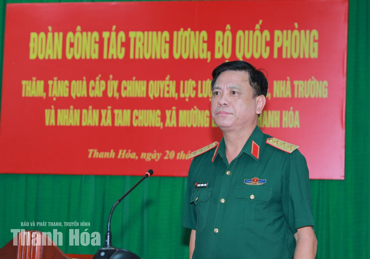 Lãnh đạo Bộ Quốc phòng và tỉnh Thanh Hóa thăm, tặng quà các lực lượng làm nhiệm vụ ở biên giới