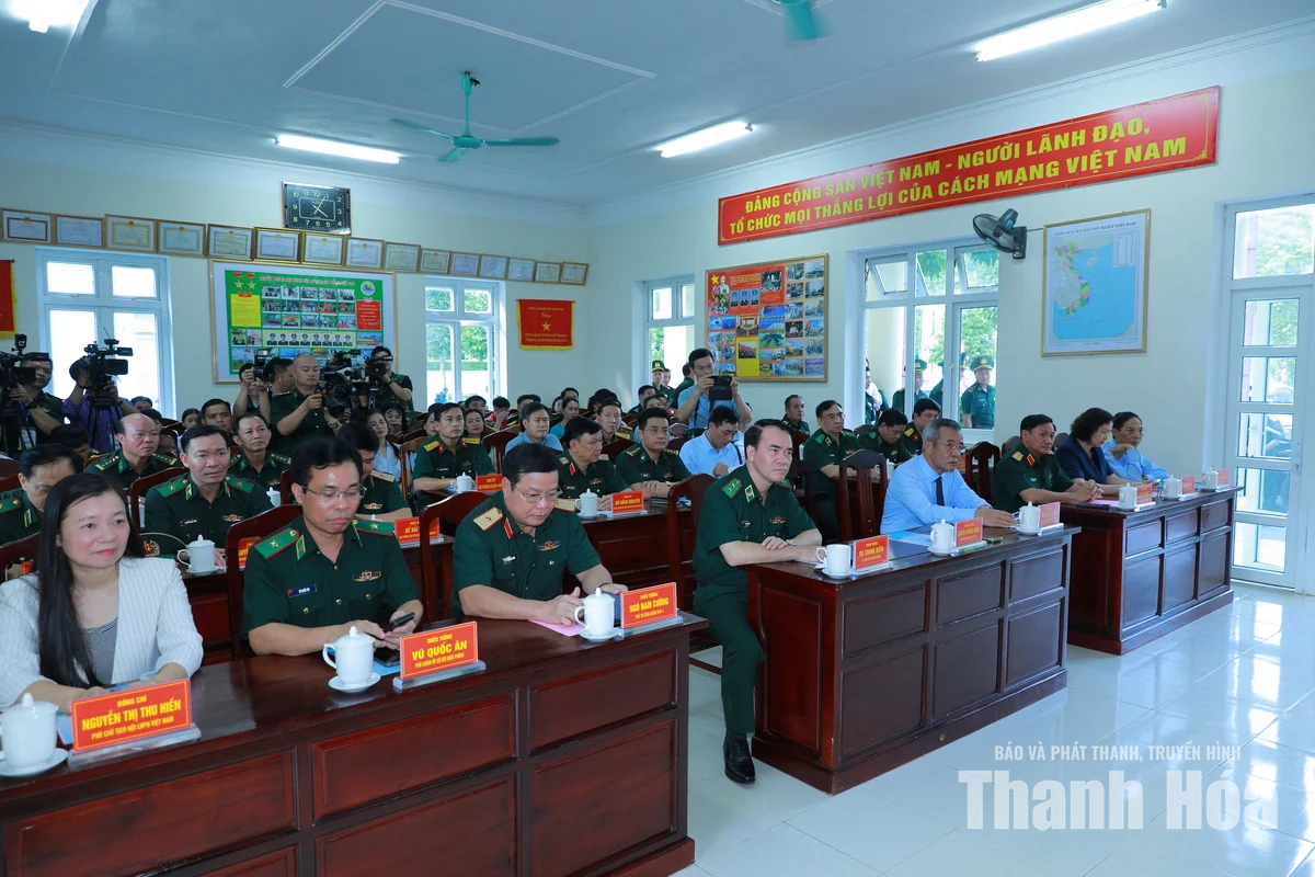 Lãnh đạo Bộ Quốc phòng và tỉnh Thanh Hóa thăm, tặng quà các lực lượng làm nhiệm vụ ở biên giới