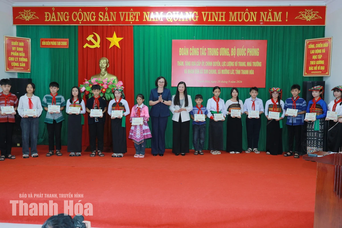 Lãnh đạo Bộ Quốc phòng và tỉnh Thanh Hóa thăm, tặng quà các lực lượng làm nhiệm vụ ở biên giới