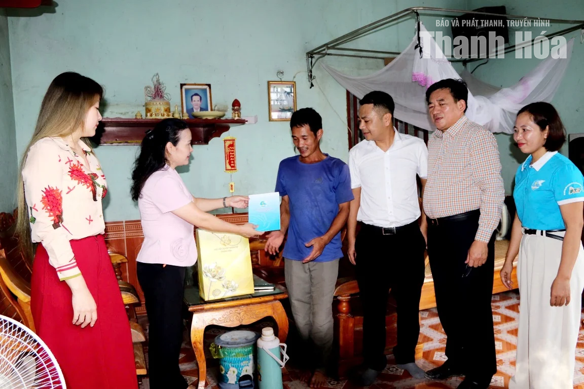 Thăm hỏi, hỗ trợ hội viên phụ nữ bị ảnh hưởng mưa lũ