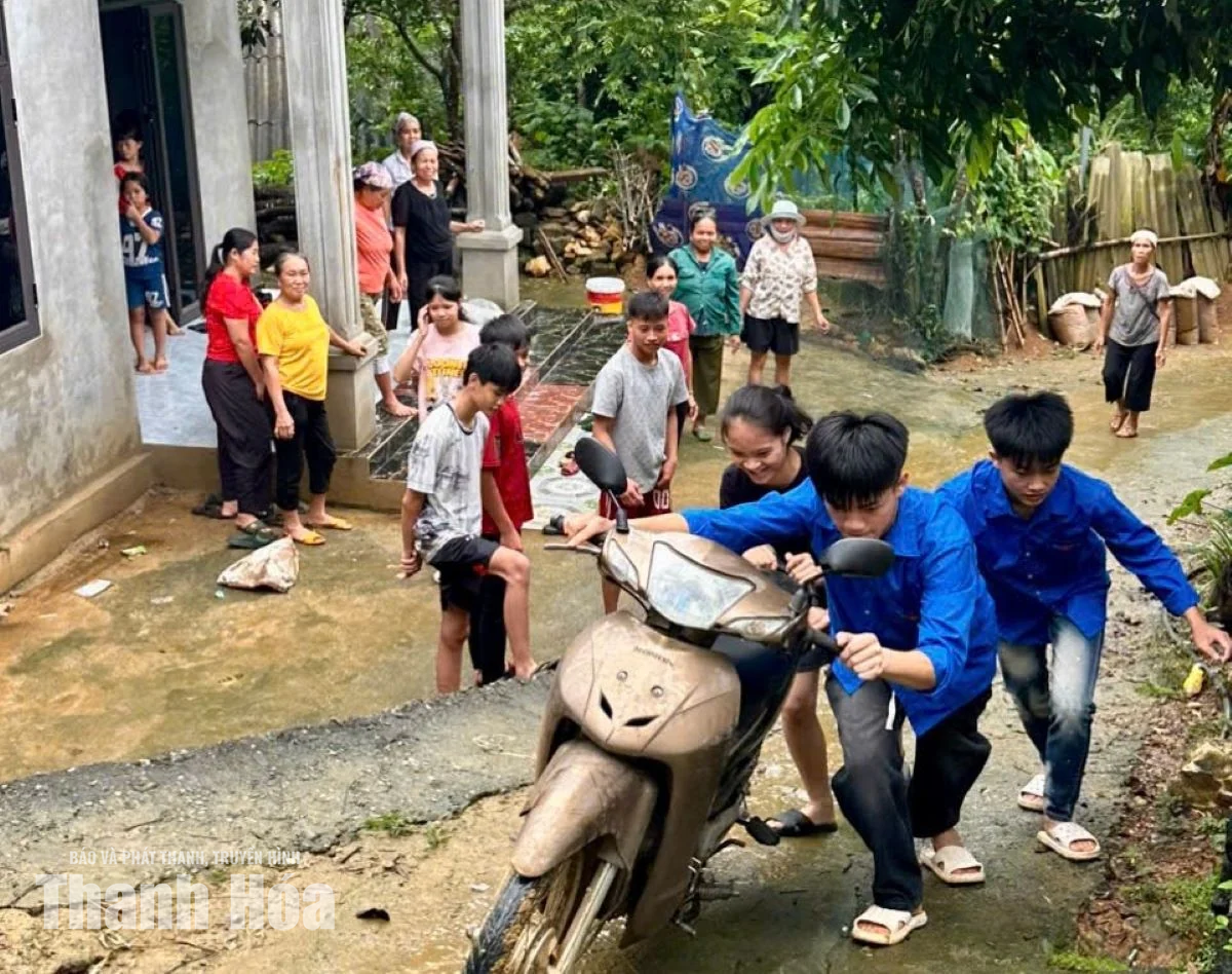 Tuổi trẻ Thanh Hóa hỗ trợ người dân ứng phó với mưa lũ