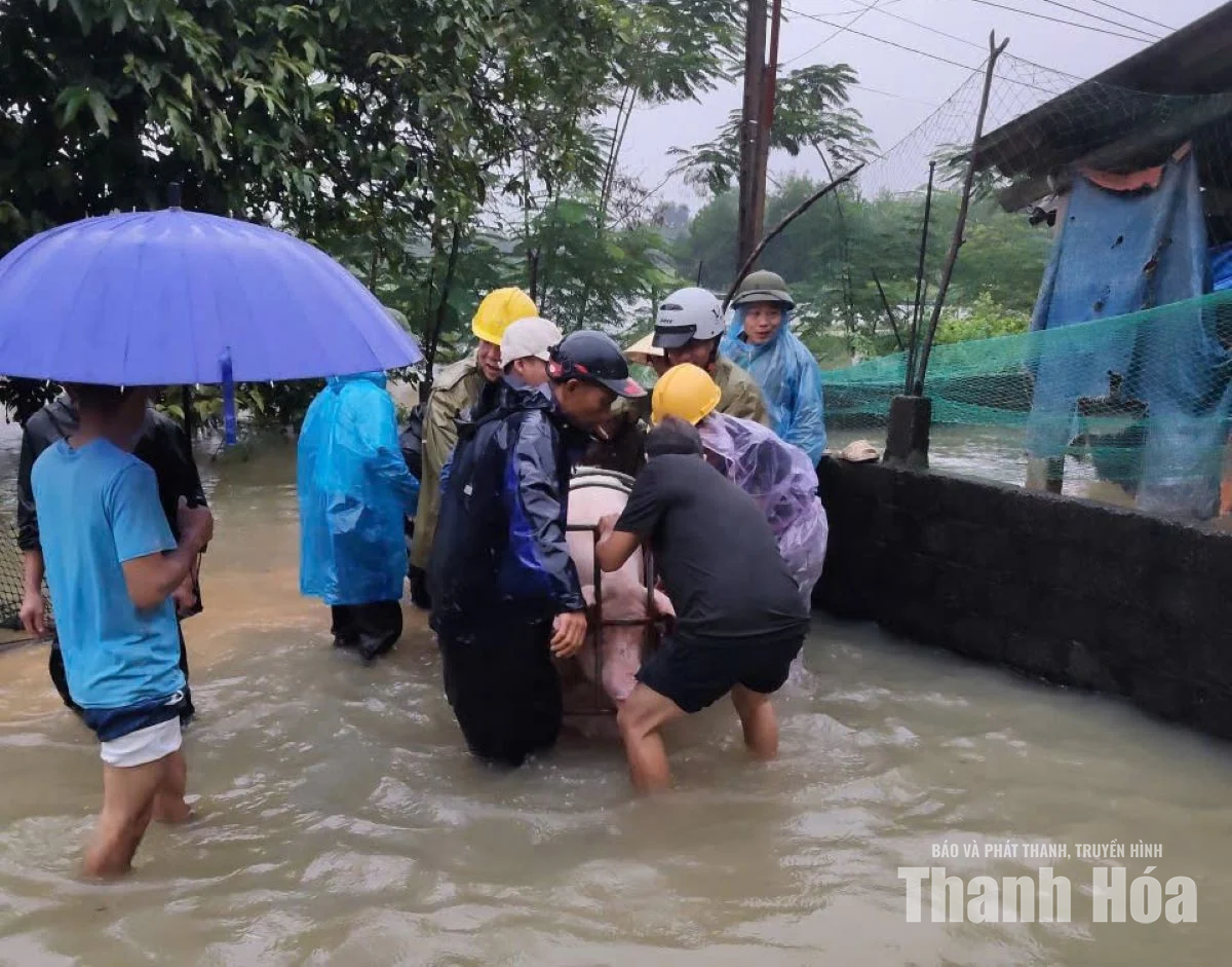 Tuổi trẻ Thanh Hóa hỗ trợ người dân ứng phó với mưa lũ