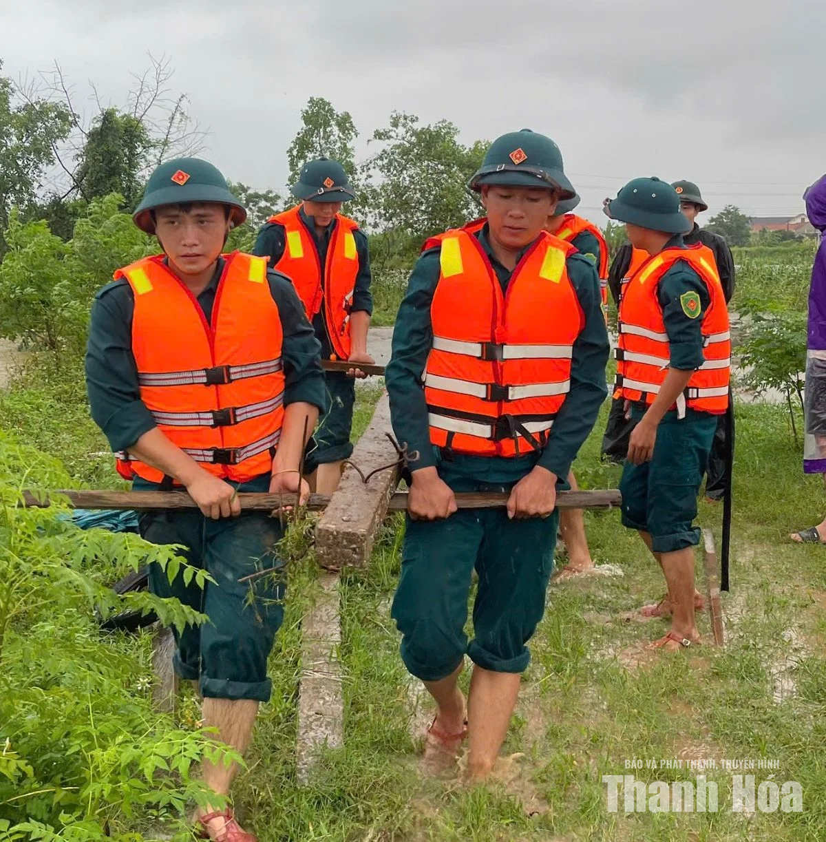 Tuổi trẻ Thanh Hóa hỗ trợ người dân ứng phó với mưa lũ