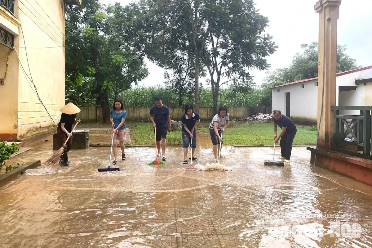 Bám trụ vùng lũ, chung tay đưa cuộc sống trở lại bình thường