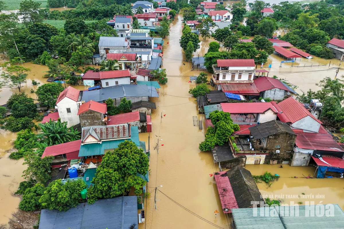 Nước sông Bưởi dâng cao, hàng trăm nhà dân ngập sâu