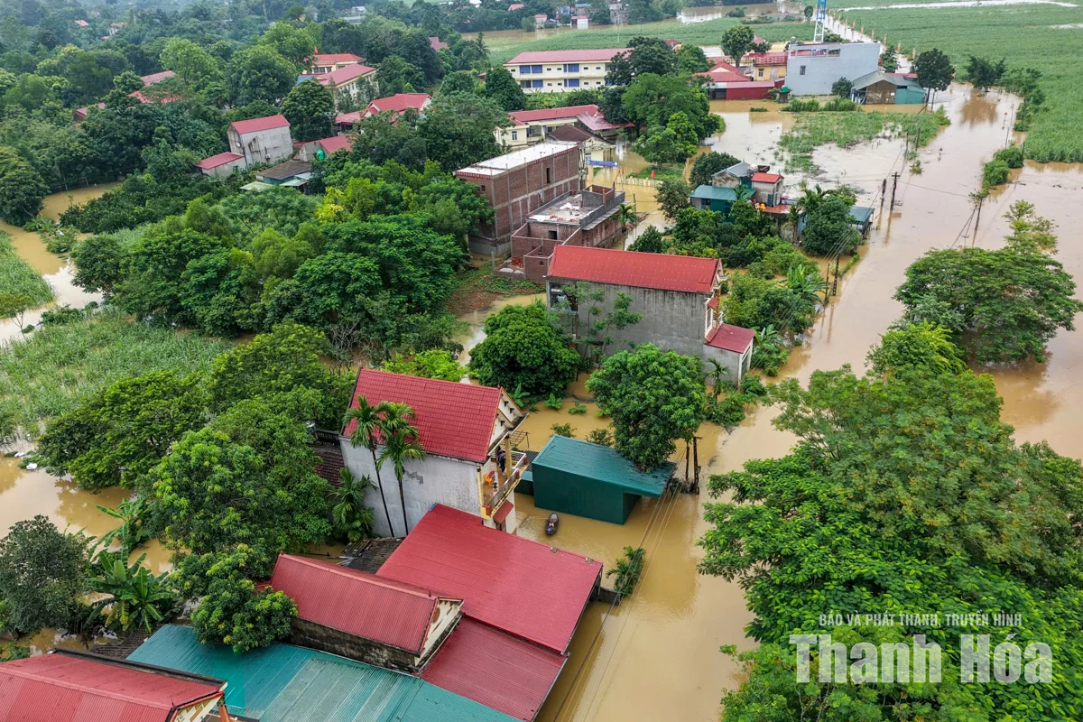 Nước sông Bưởi dâng cao, hàng trăm nhà dân ngập sâu
