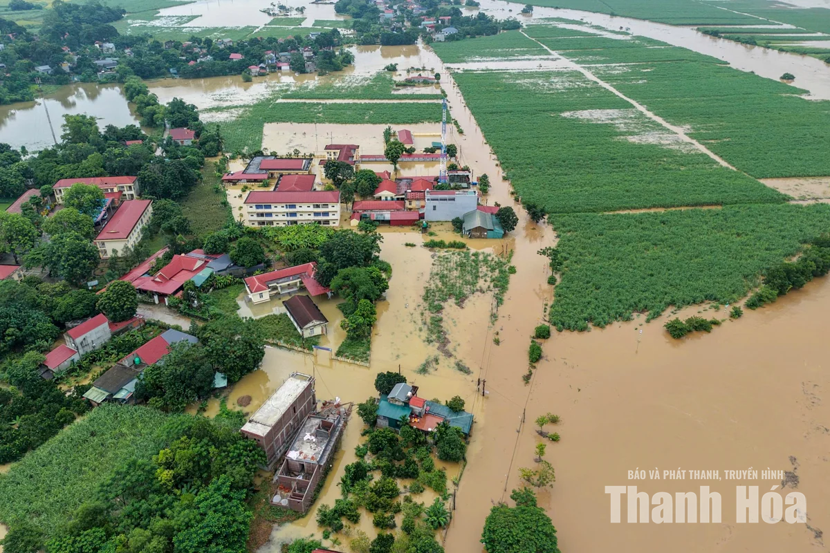 Nước sông Bưởi dâng cao, hàng trăm nhà dân ngập sâu