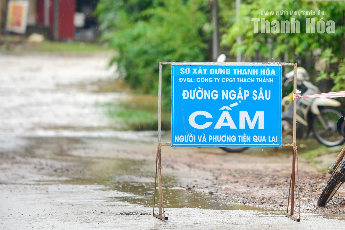 Nước sông Bưởi dâng cao, hàng trăm nhà dân ngập sâu