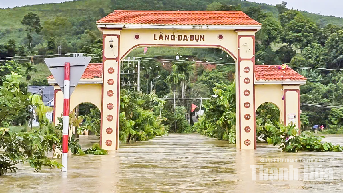 Nước sông Bưởi dâng cao, hàng trăm nhà dân ngập sâu