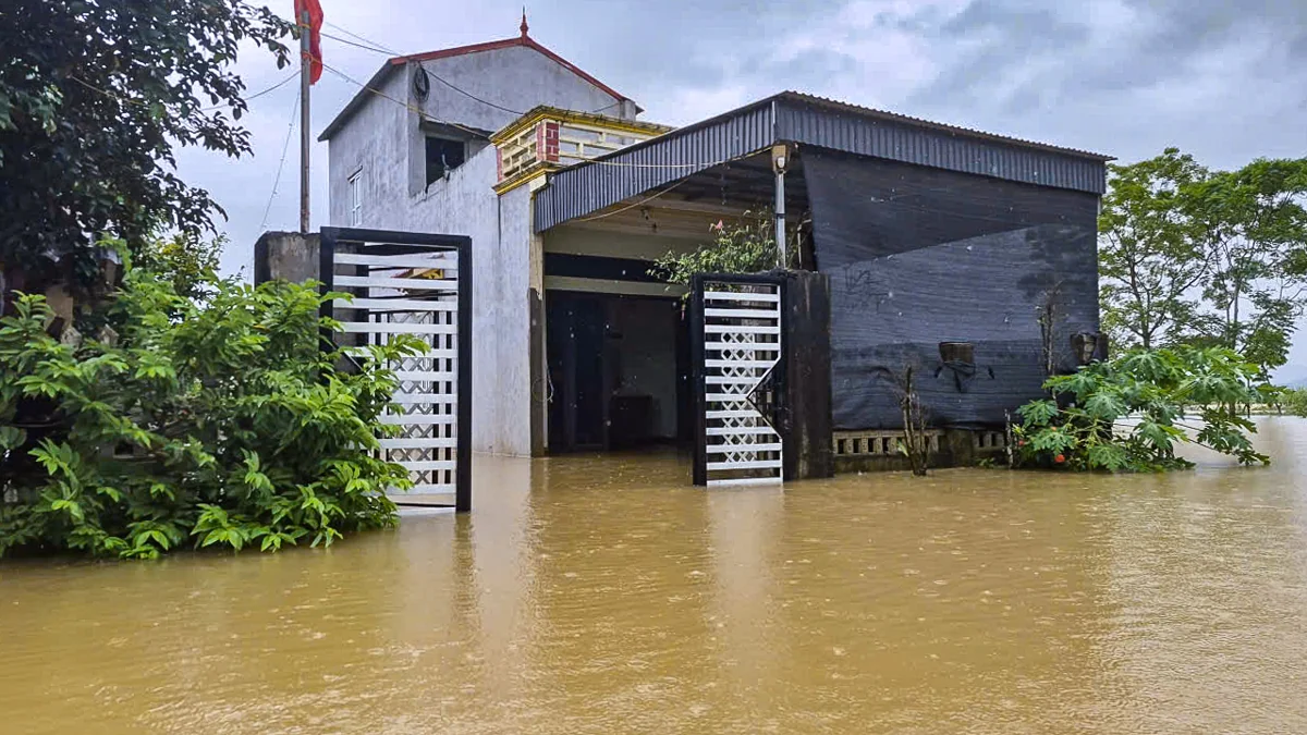 Nước sông Bưởi dâng cao, hàng trăm nhà dân ngập sâu