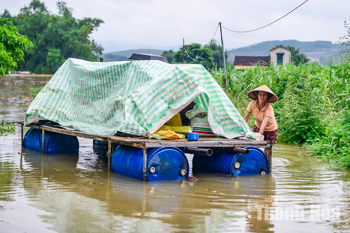Nước sông Bưởi dâng cao, hàng trăm nhà dân ngập sâu
