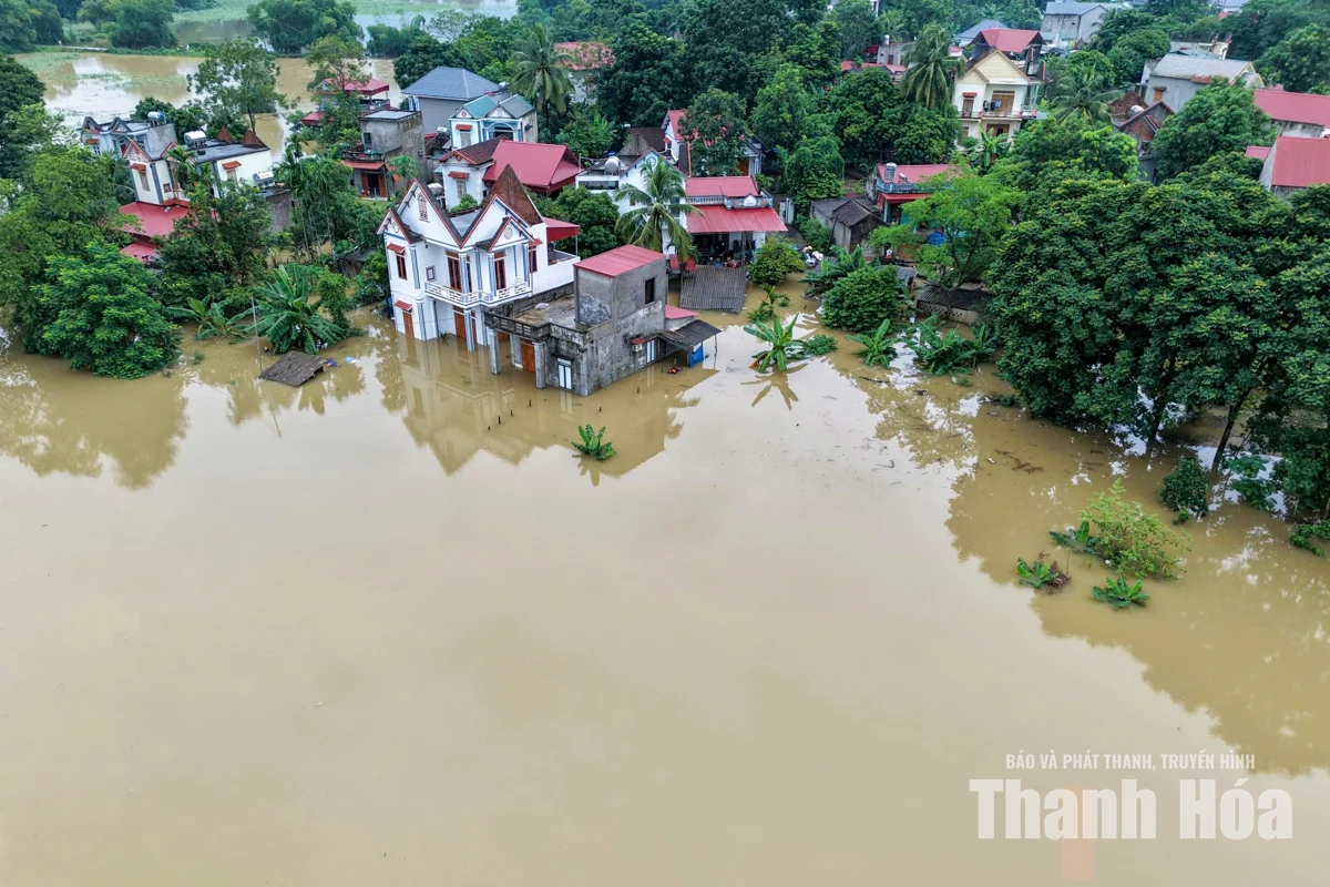Nước sông Bưởi dâng cao, hàng trăm nhà dân ngập sâu