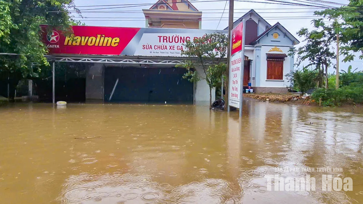 Nước sông Bưởi dâng cao, hàng trăm nhà dân ngập sâu