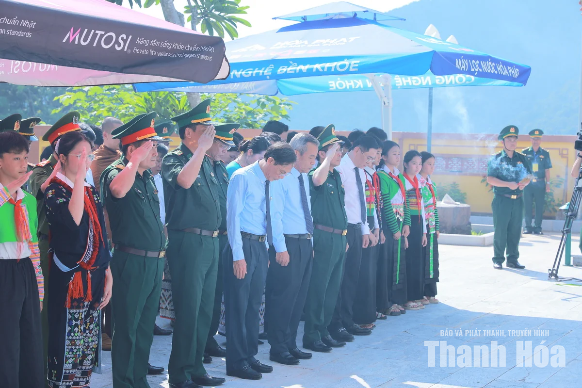 Đoàn đại biểu tỉnh Thanh Hóa dâng hương tưởng niệm các Anh hùng liệt sĩ tại Mường Lát