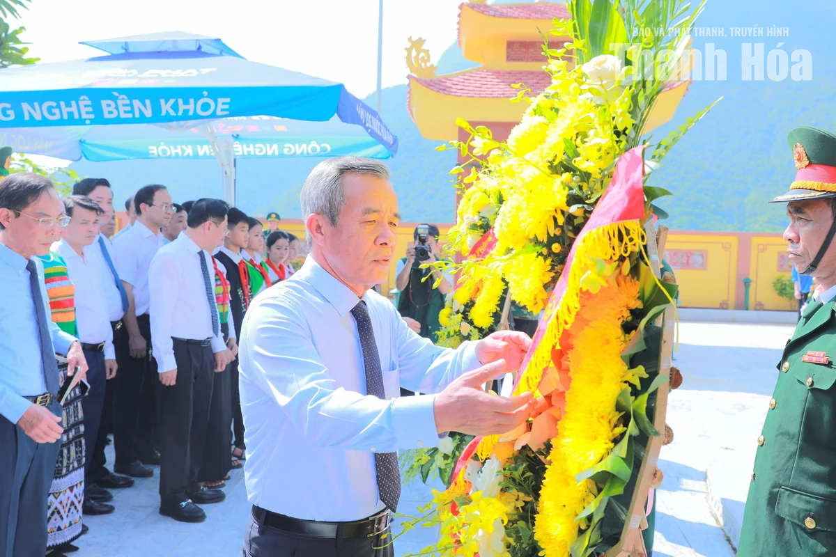 Đoàn đại biểu tỉnh Thanh Hóa dâng hương tưởng niệm các Anh hùng liệt sĩ tại Mường Lát