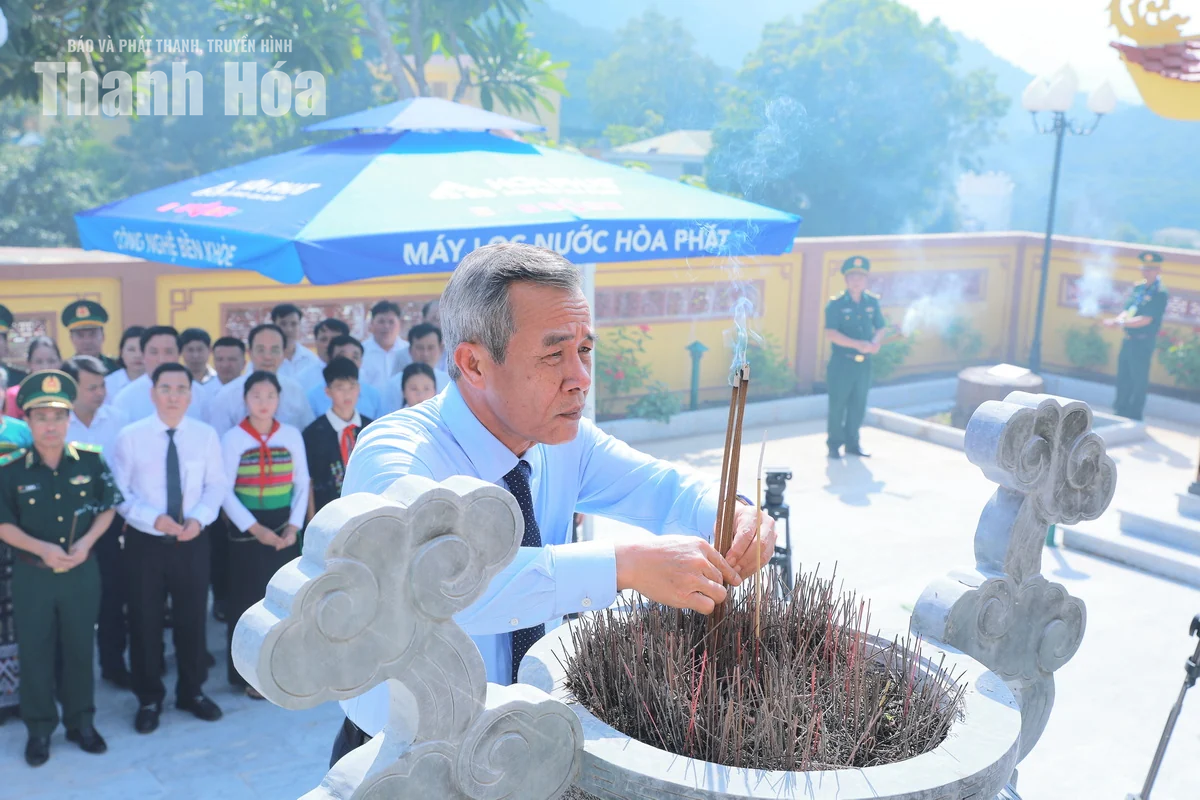 Đoàn đại biểu tỉnh Thanh Hóa dâng hương tưởng niệm các Anh hùng liệt sĩ tại Mường Lát