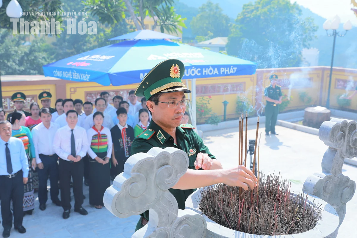 Đoàn đại biểu tỉnh Thanh Hóa dâng hương tưởng niệm các Anh hùng liệt sĩ tại Mường Lát
