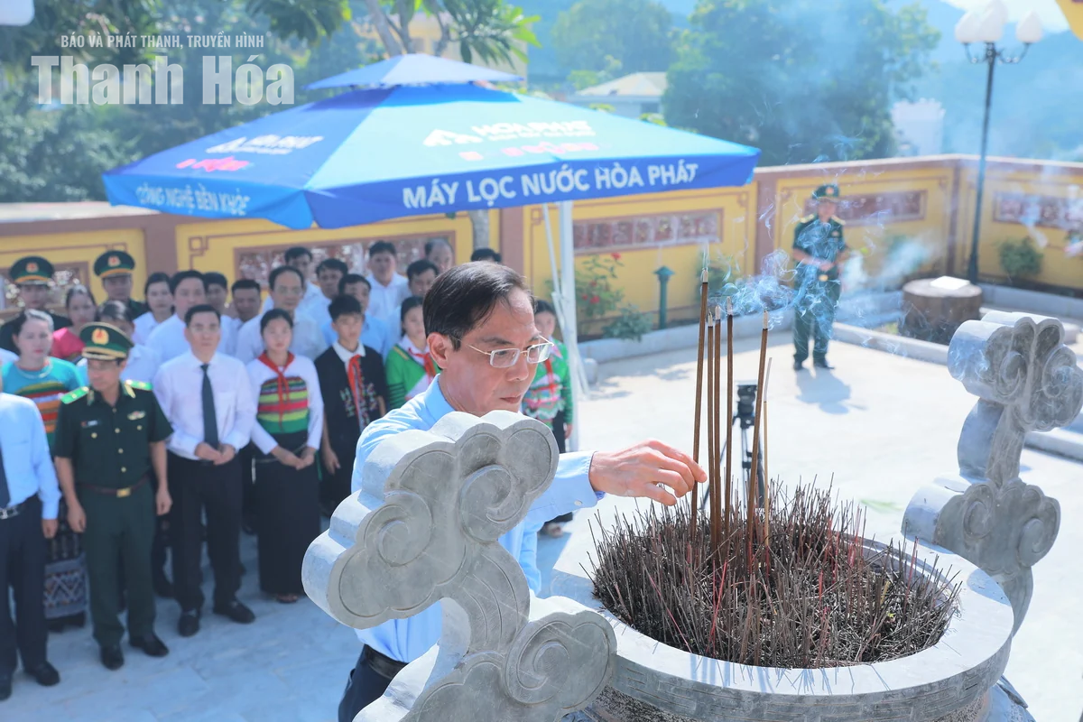 Đoàn đại biểu tỉnh Thanh Hóa dâng hương tưởng niệm các Anh hùng liệt sĩ tại Mường Lát