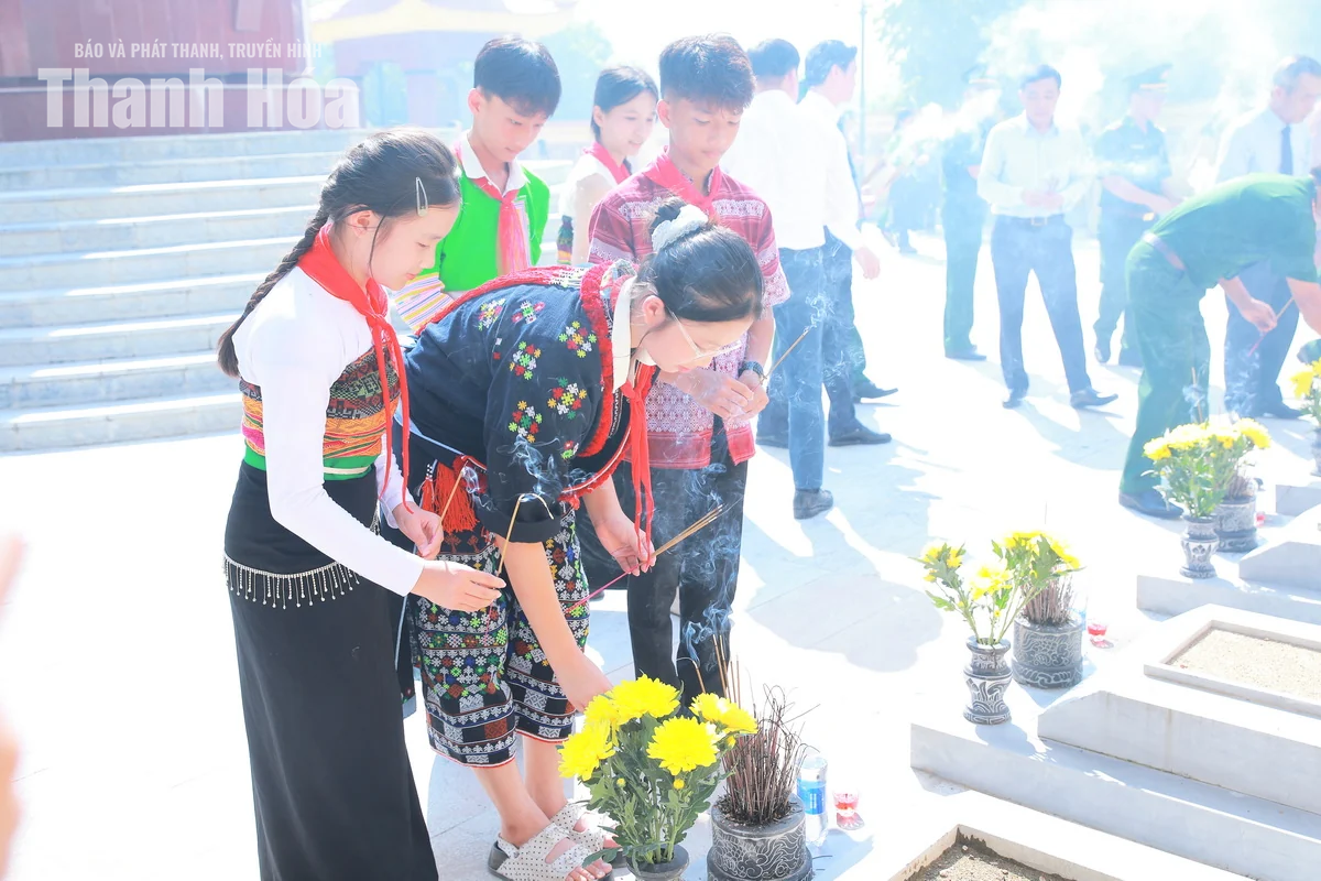 Đoàn đại biểu tỉnh Thanh Hóa dâng hương tưởng niệm các Anh hùng liệt sĩ tại Mường Lát