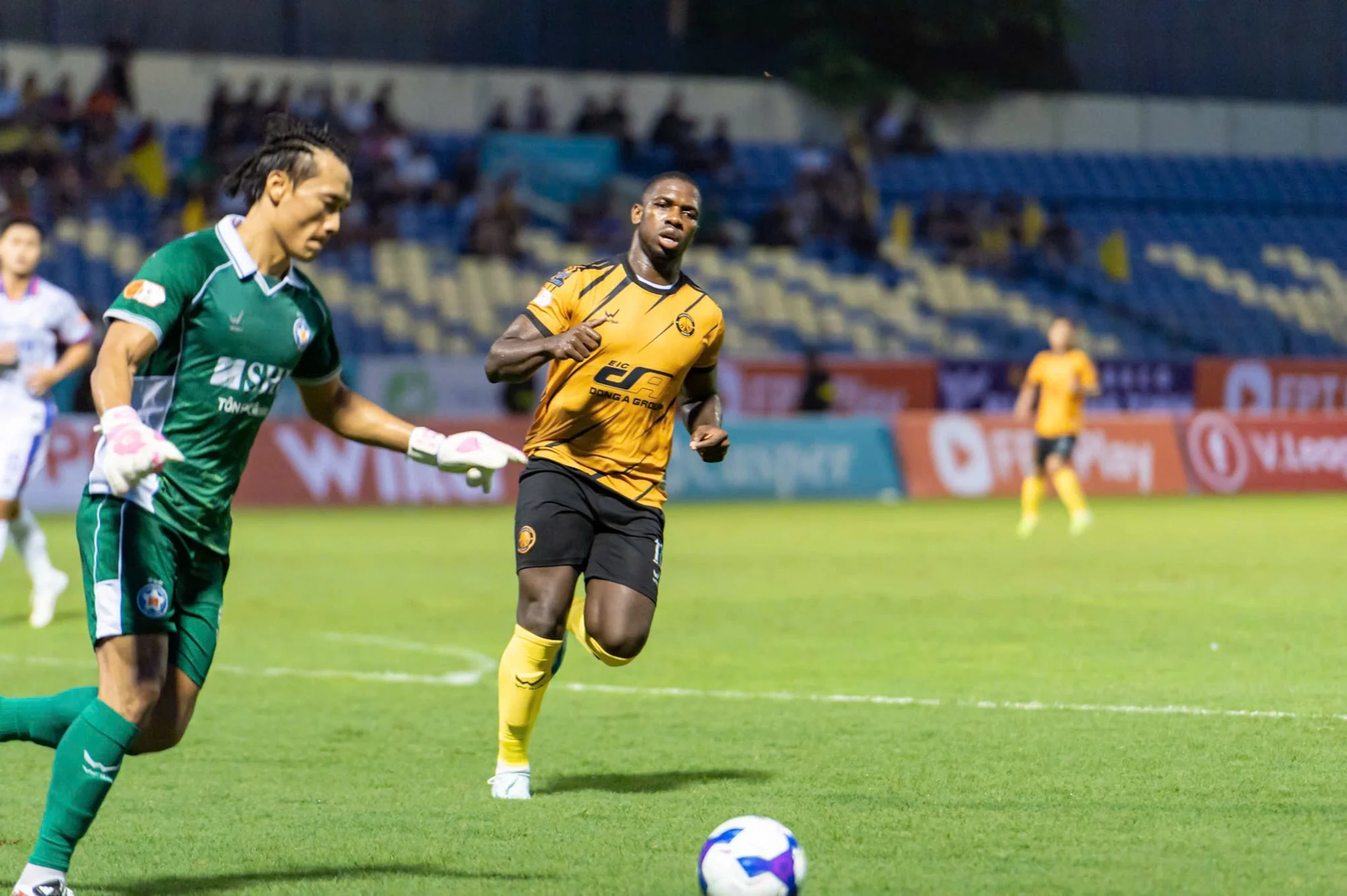 FIFA yêu cầu Thanh Hóa trả hơn 8 tỷ đồng, đối mặt nguy cơ cấm chuyển nhượng; MU thua ngược cay đắng