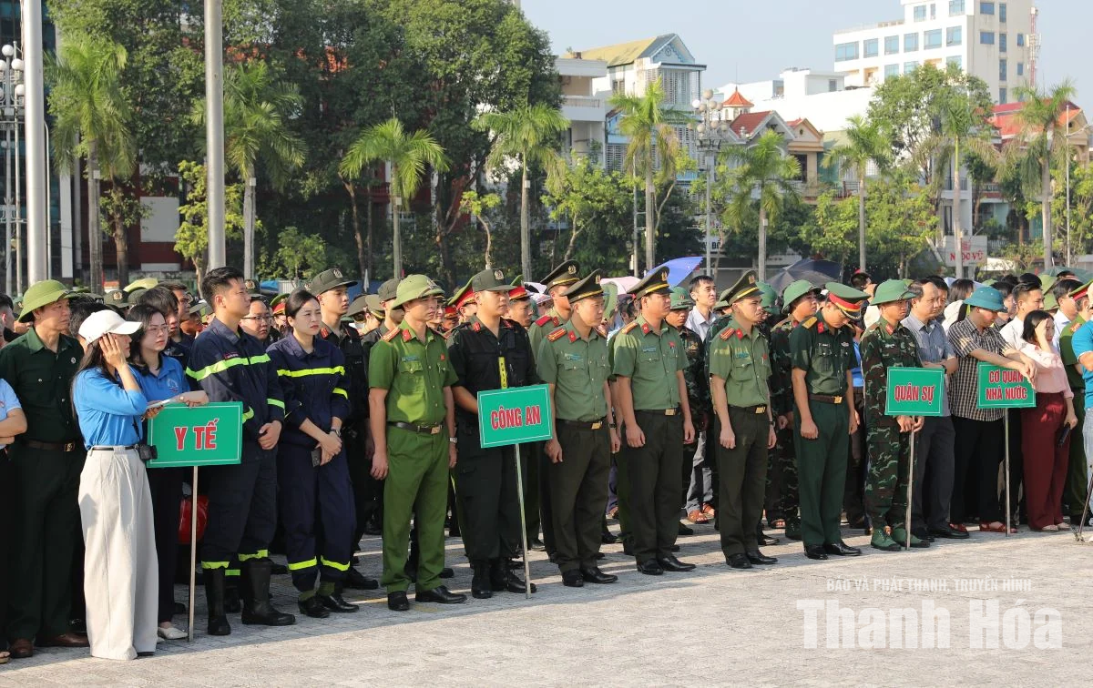 Toàn tỉnh ra quân vệ sinh môi trường khắc phục hậu quả sau mưa lũ