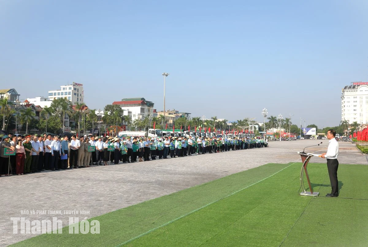 Toàn tỉnh ra quân vệ sinh môi trường khắc phục hậu quả sau mưa lũ