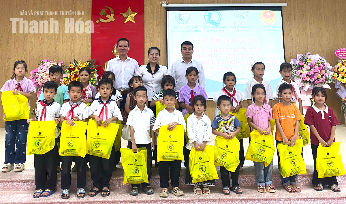 Trao yêu thương - Mang Tết Trung thu đến với trẻ em có hoàn cảnh khó khăn trên địa bàn tỉnh