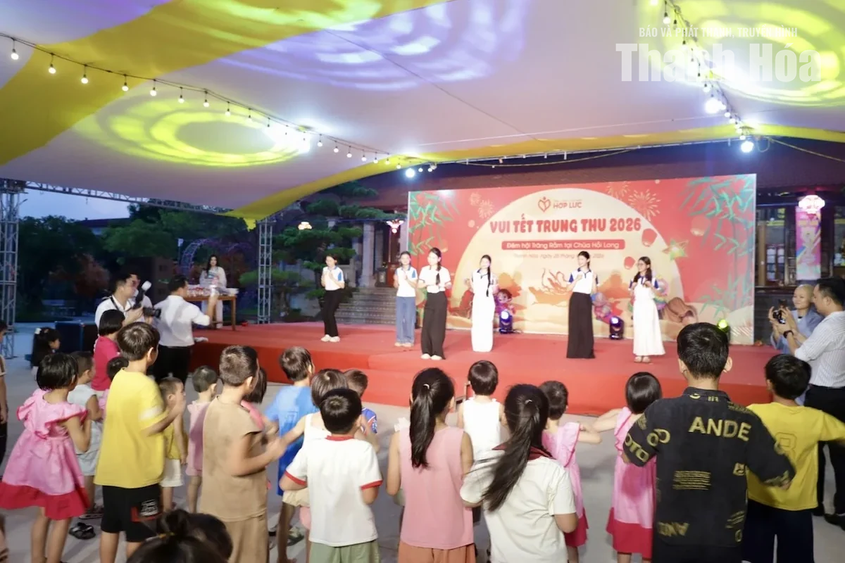 Đêm hội trăng rằm - Vui Tết Trung thu cho trẻ em tại chùa Hồi Long