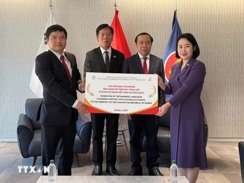 Trao tặng Ứng dụng học tiếng Việt cho cộng đồng nguời Việt Nam tại Hàn Quốc